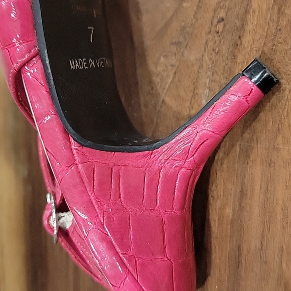 Le Chateau pink heels, strap back, size 7.  NEW never worn - Picture 6 of 6
